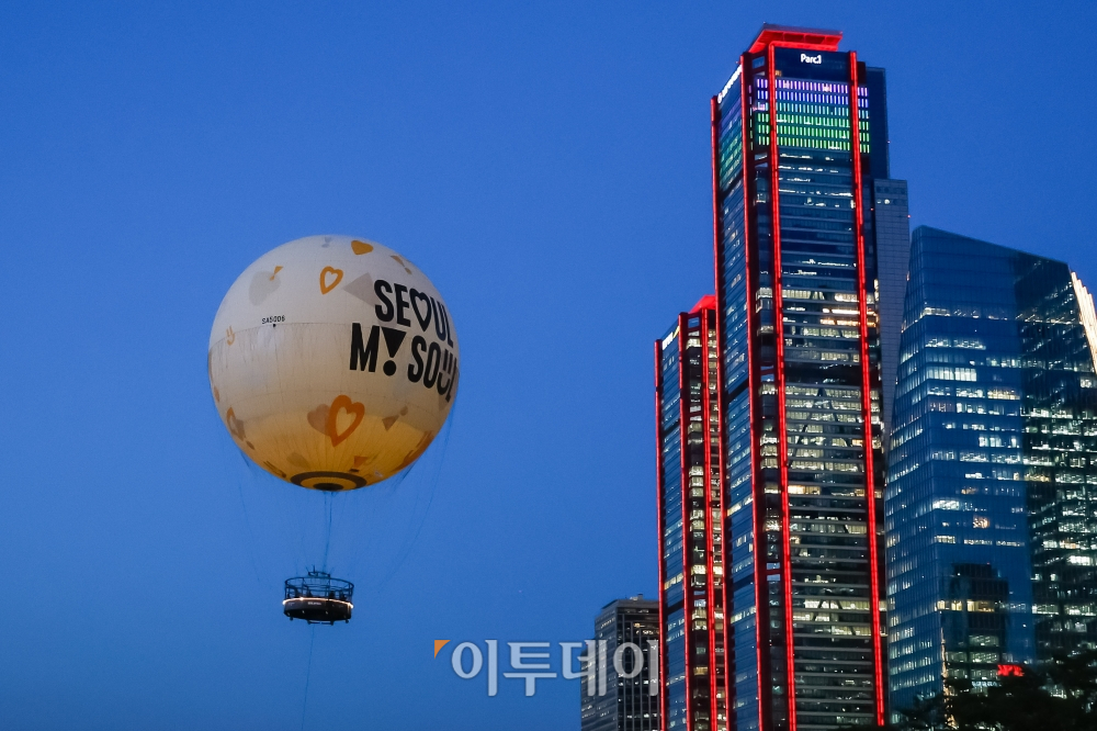 ▲28일 서울 영등포구 여의도공원에 상공에 보름달 모양의 계류식 가스기구 '서울달'이 시험 비행을 하고 있다. 서울달은 7월 시범 운영을 거쳐 8월부터 시민과 관광객 대상으로 정식 운영된다. 조현호 기자 hyunho@