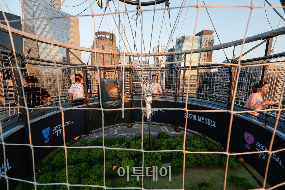 ▲28일 서울 영등포구 여의도공원에 상공에 보름달 모양의 계류식 가스기구 '서울달'이 시험 비행을 하고 있다. 서울달은 7월 시범 운영을 거쳐 8월부터 시민과 관광객 대상으로 정식 운영된다. 조현호 기자 hyunho@