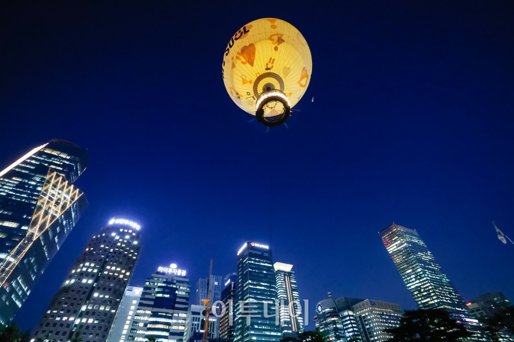 ▲28일 서울 영등포구 여의도공원에 상공에 보름달 모양의 계류식 가스기구 '서울달'이 시험 비행을 하고 있다. 서울달은 7월 시범 운영을 거쳐 8월부터 시민과 관광객 대상으로 정식 운영된다. 조현호 기자 hyunho@