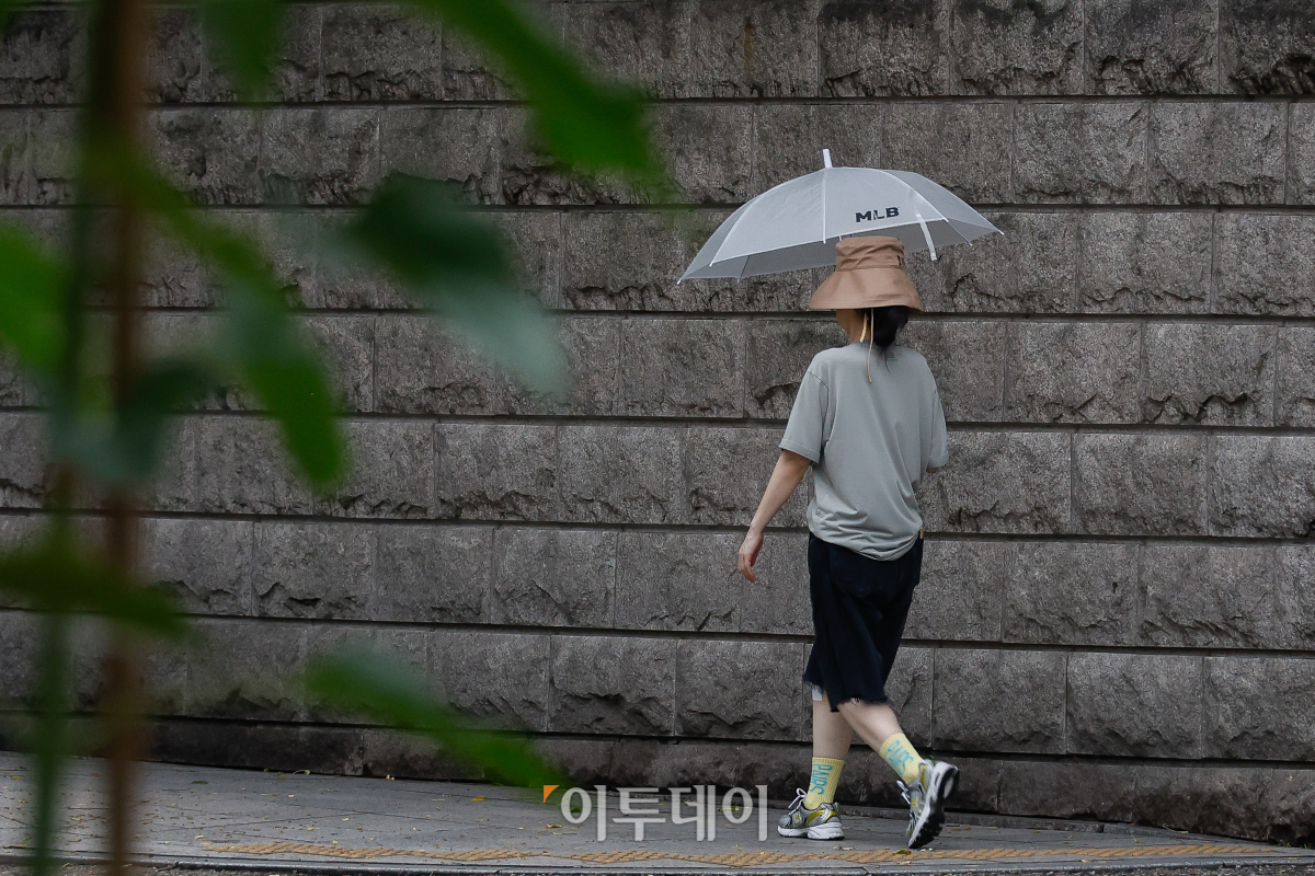 ▲전국 대부분 지역이 흐리고 비가 내리는 30일 서울 종로구 경복궁역 일대에서 우산을 쓴 시민들이 발걸음을 옮기고 있다. 조현호 기자 hyunho@