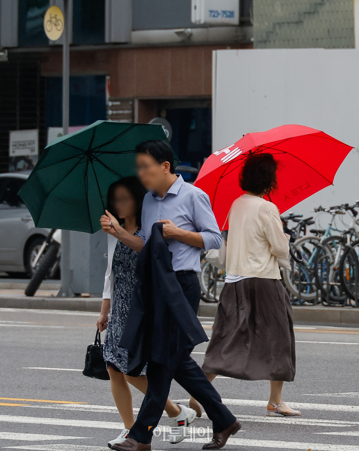 ▲전국 대부분 지역이 흐리고 비가 내리는 30일 서울 종로구 경복궁역 일대에서 우산을 쓴 시민들이 발걸음을 옮기고 있다. 조현호 기자 hyunho@