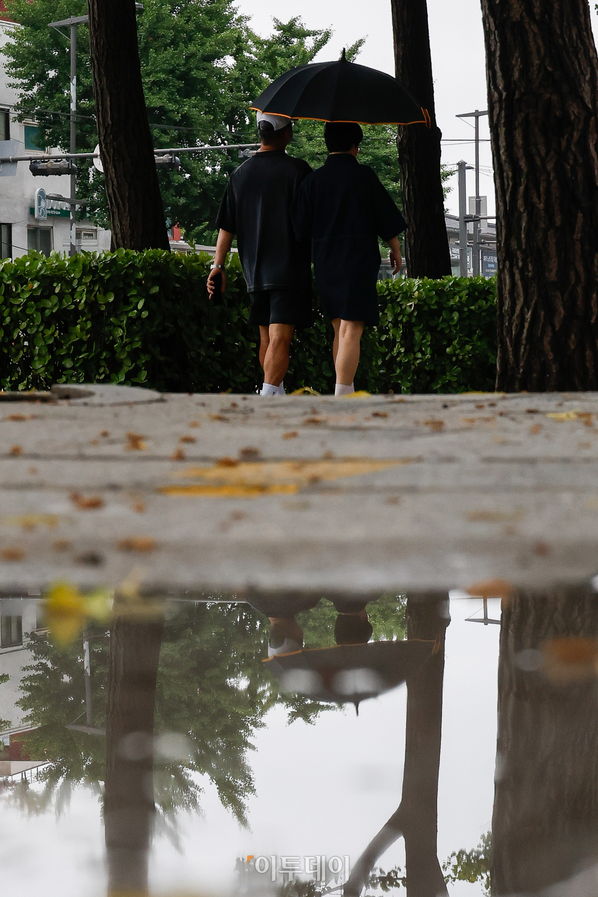 ▲전국 대부분 지역이 흐리고 비가 내리는 30일 서울 종로구 경복궁역 일대에서 우산을 쓴 시민들이 발걸음을 옮기고 있다. 조현호 기자 hyunho@
