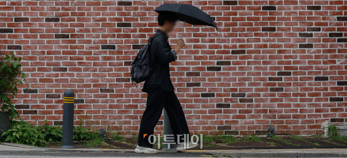 ▲전국 대부분 지역이 흐리고 비가 내리는 30일 서울 종로구 경복궁역 일대에서 우산을 쓴 시민들이 발걸음을 옮기고 있다. 조현호 기자 hyunho@