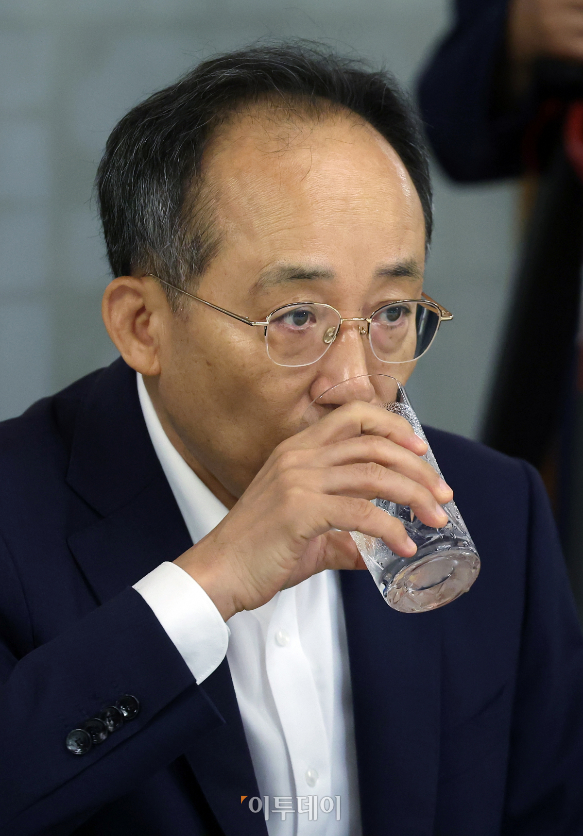 ▲추경호 국민의힘 원내대표가 30일 서울 종로구 삼청동 국무총리공관에서 열린 제19차 고위당정협의회에서 물을 마시고 있다. 조현호 기자 hyunho@