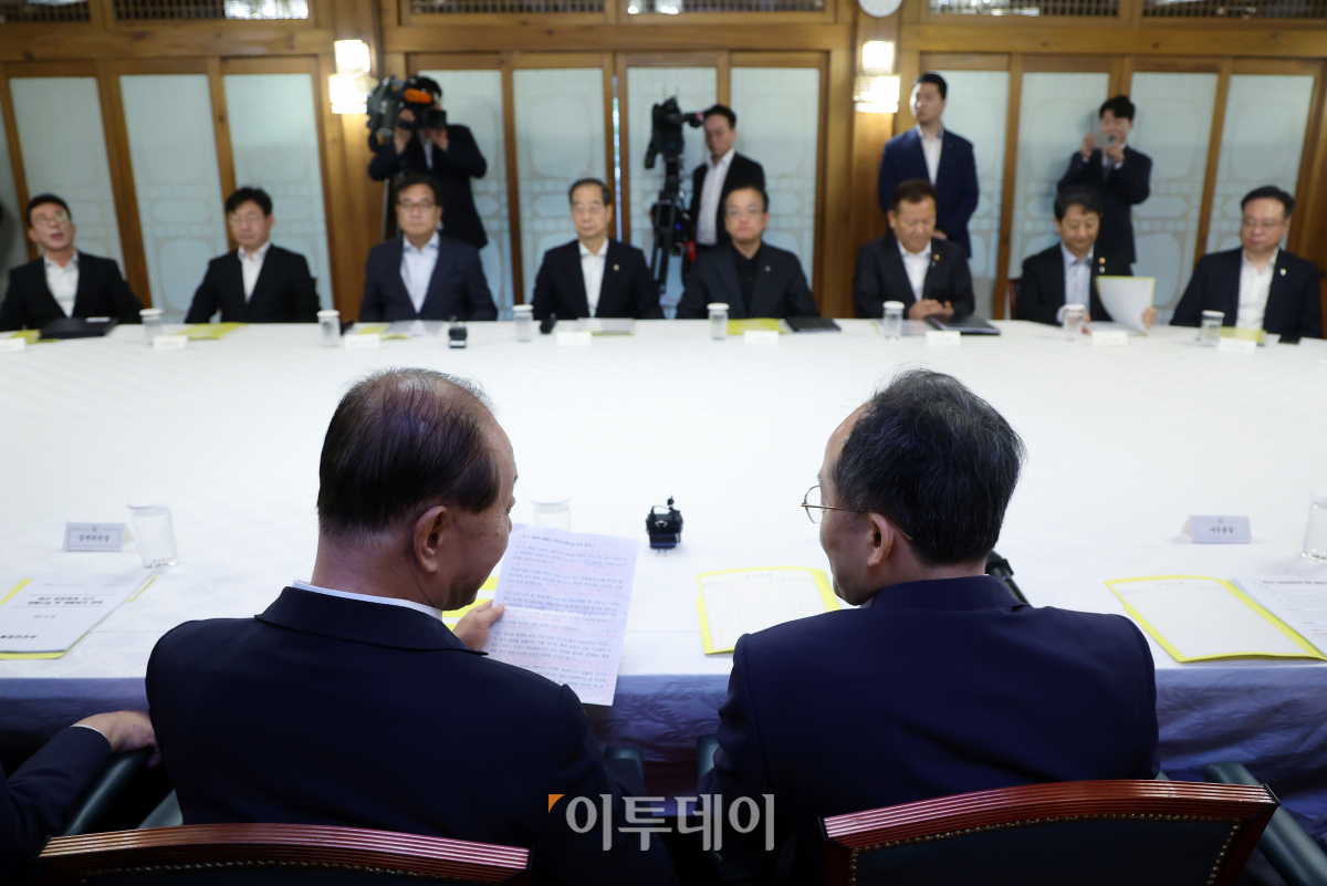 ▲국민의힘 황우여 비상대책위원장과 추경호 원내대표가 30일 서울 종로구 삼청동 국무총리공관에서 열린 제19차 고위당정협의회에서 대화를 하고 있다. 조현호 기자 hyunho@