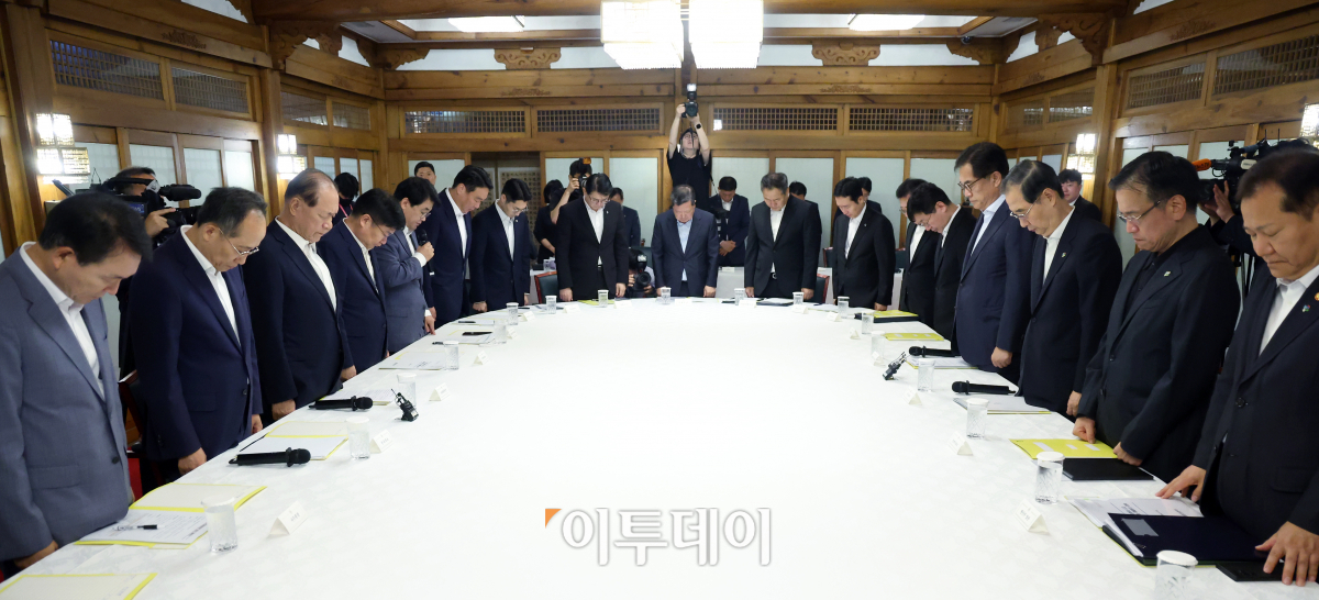 ▲30일 서울 종로구 삼청동 국무총리공관에서 열린 제19차 고위당정협의회에서 한덕수 국무총리와 정진석 대통령 비서실장, 국민의힘 황우여 비상대책위원장, 추경호 원내대표를 비롯한 당정청 고위 인사들이 화성 일차전지 업체 아리셀 공장 화재 사고 희생자 23명의 명복을 빌며 묵념하고 있다. 조현호 기자 hyunho@
