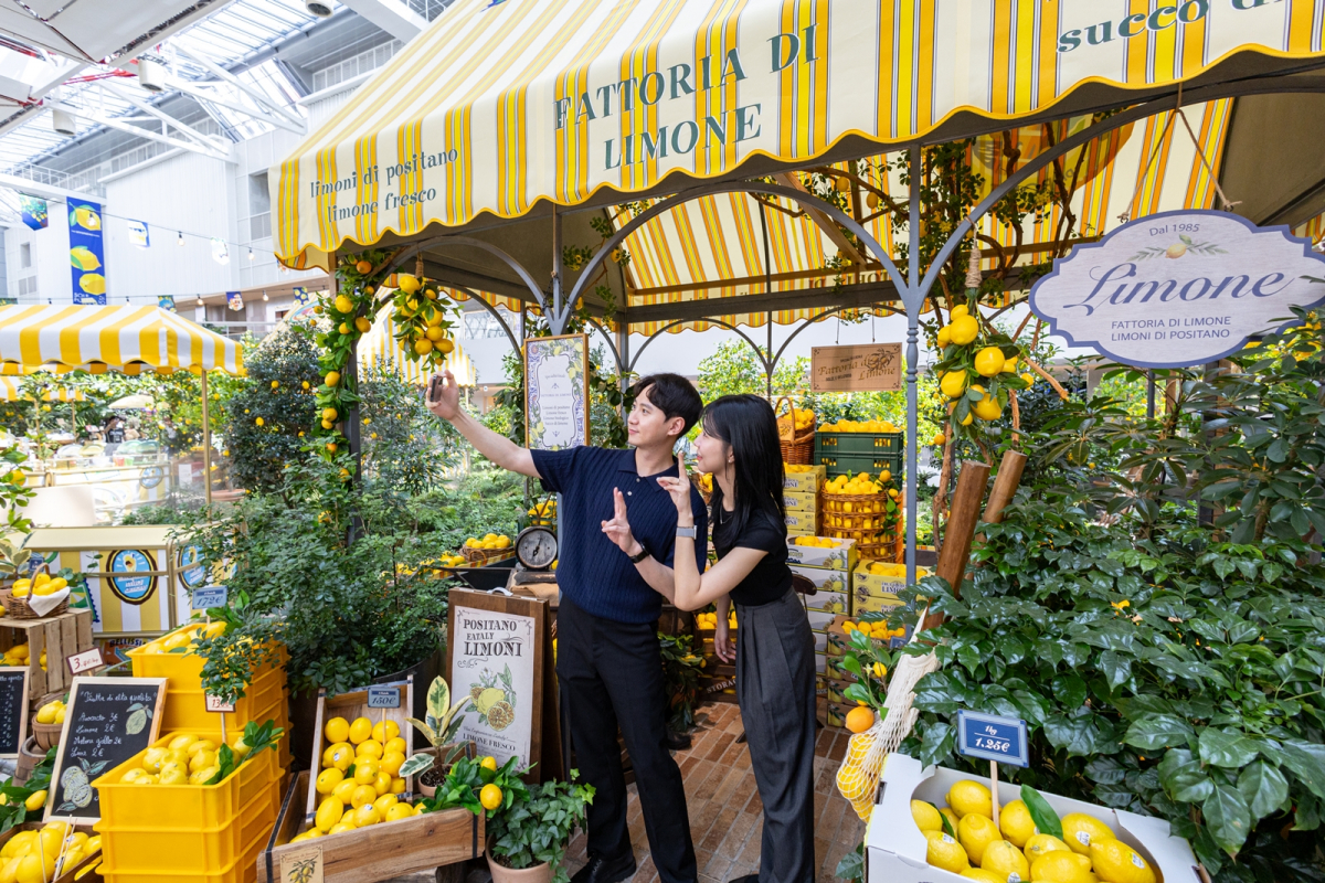 ▲30일 오전 서울 영등포구에 위치한 현대백화점 더현대 서울 5층의 실내정원 사운즈 포레스트에서 진행되고 있는 ‘포지타노의 태양(Sole di Positano)’ 행사장을 방문한 고객들이 기념사진을 찍고 있다. (사진제공=현대백화점)