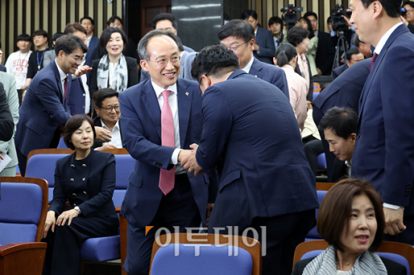 ▲추경호 국민의힘 원내대표가 3일 서울 여의도 국회에서 열린 의원총회에서 의원들과 인사하고 있다. 고이란 기자 photoeran@