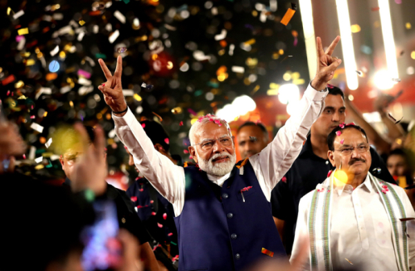 ▲나렌드라 모디 인도 총리가 4일(현지시간) 유권자들과 총선 승리를 자축하고 있다. 뉴델리/EPA연합뉴스