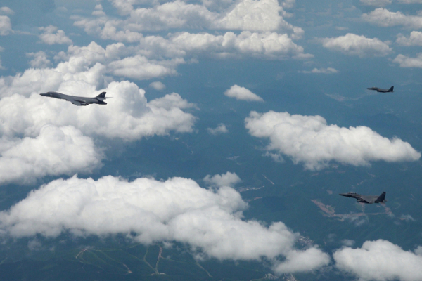 ▲한미 공군이 19일 한반도 상공에서 한국측 F-35A 전투기와 미국 공군 B-1B 전략폭격기 및 F-16 전투기가 참여한 가운데 연합공중훈련을 실시하고 있다.  (사진=공군)