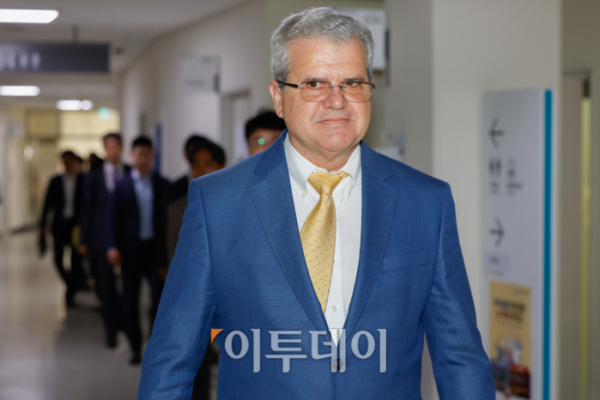 ▲미국 심해 기술 평가 전문 기업 액트지오의 비토르 아브레우 고문이 7일 세종시 정부세종청사 산업통상자원부에서 동해 심해 가스전 개발 관련 발표를 위해 브리핑실에 들어서고 있다. 조현호 기자 hyunho@