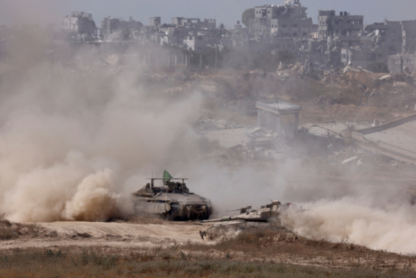 ▲8일(현지시간) 이스라엘 탱크가 이스라엘과 가자지구 국경 인근을 지나가고 있다. 로이터연합뉴스