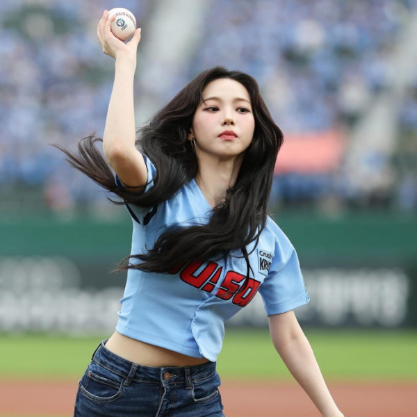 ▲카리나 롯데 시구(사진=롯데자이언츠 인스타그램)