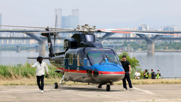 ▲10일 서울 송파구 잠실헬기장에서 열린 모비에이션의 도심항공교통(UAM) 서비스 플랫폼 본(VON)에어 론칭행사에서 본에어 헬리콥터가 착륙하고 있다. 이날 공개된 VON루틴서비스는 서울 강남과 인천공항을 헬기로 20분 만에 오갈 수 있는 셔틀서비스로 가격은 1인 편도 기준 44만원이다. 본에어 스마트폰 앱을 통해 예약할 수 있으며, 11일 이후 오전 8시부터 오후 6시까지 1시간 단위로 예약이 가능하다. 신태현 기자 holjjak@