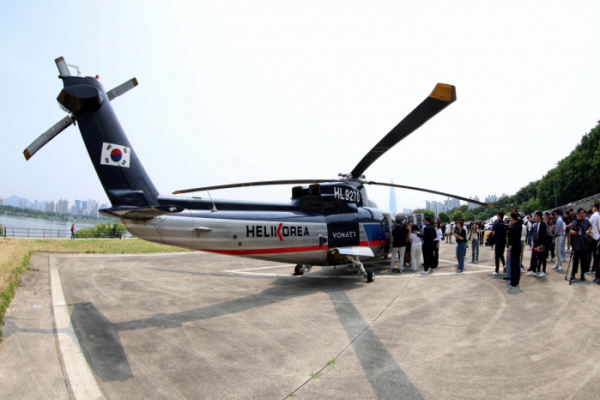 ▲10일 서울 송파구 잠실헬기장에서 열린 모비에이션의 도심항공교통(UAM) 서비스 플랫폼 본(VON)에어 론칭행사에서 본에어 헬리콥터가 공개되고 있다. 이날 공개된 VON루틴서비스는 서울 강남과 인천공항을 헬기로 20분 만에 오갈 수 있는 셔틀서비스로 가격은 1인 편도 기준 44만원이다. 본에어 스마트폰 앱을 통해 예약할 수 있으며, 11일 이후 오전 8시부터 오후 6시까지 1시간 단위로 예약이 가능하다. 신태현 기자 holjjak@
