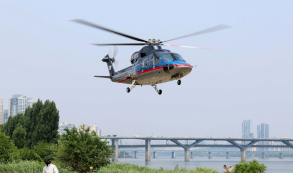 ▲10일 서울 송파구 잠실헬기장에서 열린 모비에이션의 도심항공교통(UAM) 서비스 플랫폼 본(VON)에어 론칭행사에서 본에어 헬리콥터가 이륙하고 있다. 이날 공개된 VON루틴서비스는 서울 강남과 인천공항을 헬기로 20분 만에 오갈 수 있는 셔틀서비스로 가격은 1인 편도 기준 44만원이다. 본에어 스마트폰 앱을 통해 예약할 수 있으며, 11일 이후 오전 8시부터 오후 6시까지 1시간 단위로 예약이 가능하다. 신태현 기자 holjjak@