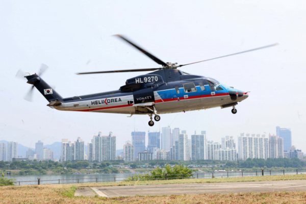 ▲10일 서울 송파구 잠실헬기장에서 열린 모비에이션의 도심항공교통(UAM) 서비스 플랫폼 본(VON)에어 론칭행사에서 본에어 헬리콥터가 착륙하고 있다. 이날 공개된 VON루틴서비스는 서울 강남과 인천공항을 헬기로 20분 만에 오갈 수 있는 셔틀서비스로 가격은 1인 편도 기준 44만원이다. 본에어 스마트폰 앱을 통해 예약할 수 있으며, 11일 이후 오전 8시부터 오후 6시까지 1시간 단위로 예약이 가능하다. 신태현 기자 holjjak@