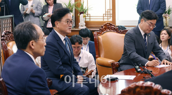 ▲우원식(가운데)  국회의장이 10일 서울 여의도 국회에서 추경호(왼쪽) 국민의힘 원내대표, 박찬대 더불어민주당 원내대표와 회동을 하고 있다. 고이란 기자 photoeran@