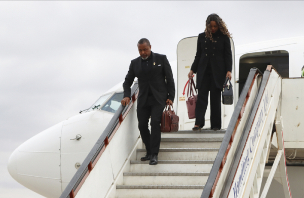 ▲살로스 칠리마(왼쪽) 말라위 부통령과 그의 아내가 9일(현지시간) 릴롱궤에 도착하고 있다. 릴롱궤/AP연합뉴스