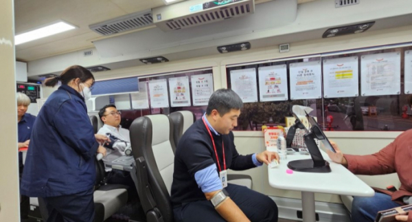 ▲지난해 11월 SK증권 임직원들이 헌혈 캠페인에 참여하고 있다. (사진제공=SK증권)