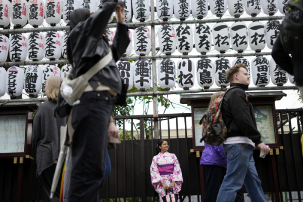 ▲일본 도쿄에서 외국인 관광객들이 일본 전통의상인 기모노를 입고 사진을 찍고 있다. 도쿄/AP뉴시스