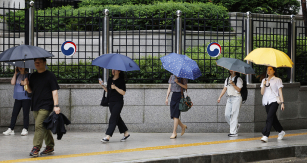 ▲서울 종로구 광화문역 일대에서 우산을 쓴 시민들이 출근길 발걸음을 재촉하고 있다. (조현호 기자 hyunho@)