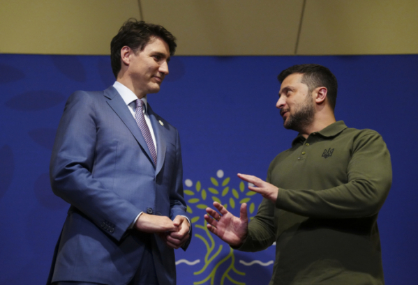 ▲볼로디미르 젤렌스키(오른쪽) 우크라이나 대통령과 쥐스탱 트뤼도 캐나다 총리가 13일(현지시간) 이탈리아 사벨레트리 디 파사노에서 열린 주요 7개국(G7) 정상회의 첫날 양자 회담을 하고 있다. 사벨레트리=AP/뉴시스