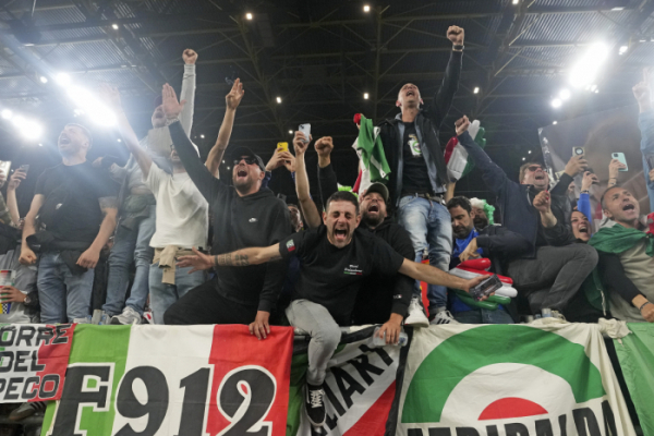 ▲이탈리아 관중들이 16일 독일 도르트문트의 지그날 이두나 파크에서 열린 이탈리아와 알바니아의 경기에서 이탈리아가 2-1로 역전하자 환호하고 있다. (AP/연합뉴스)