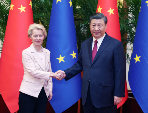 ▲우르줄라 폰데어라이엔 유럽연합(EU) 집행위원장과 시진핑 중국 국가주석이 4월 6일 악수하고 있다. 베이징/신화뉴시스
