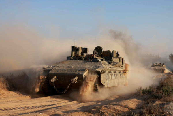▲이스라엘군 장갑차가 9일(현지시간) 팔레스타인 가자지구에서 작전하고 있다. 가자(팔레스타인)/AFP연합뉴스