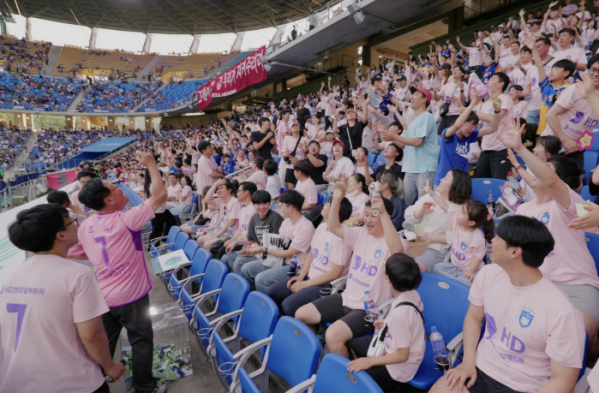 ▲16일 조석 HD현대일렉트릭 사장과 임직원 및 가족 등이 울산 문수축구경기장에서 '2024 시즌 브랜드데이'에 참가한 모습. (사진제공=HD현대일렉트릭)