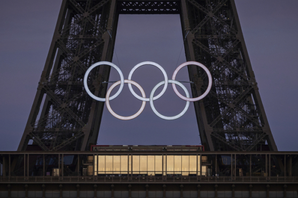 ▲7일(현지시간) 프랑스 파리의 에펠탑에 걸린 오륜링이 빛나고 있다. (AP/뉴시스)