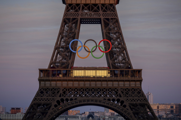 ▲7일(현지시간) 프랑스 파리의 에펠탑에 올림픽 오륜 링이 걸려 있다. (AP/뉴시스)