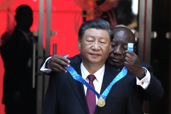▲시릴 라마포사 남아프리카공화국 대통령이 지난해 8월 22일 시진핑 중국 국가주석에게 훈장을 걸어주고 있다. 요하네스버그/AP뉴시스