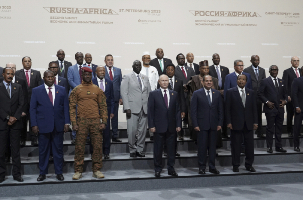 ▲블라디미르 푸틴(가운데) 러시아 대통령과 아프리카 정상들이 러시아·아프리카 정상회의에서 기념 촬영하고 있다. 상트페테르부르크(러시아)/AP뉴시스
