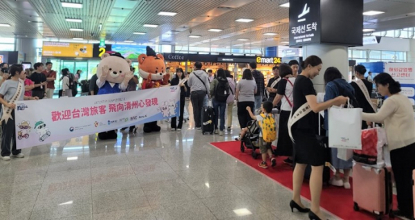 ▲지난해 9월 7일 청주공항에서 대만 타이베이발 에어로케이 여객기 승객 환영행사가 열리고 있다. (뉴시스)