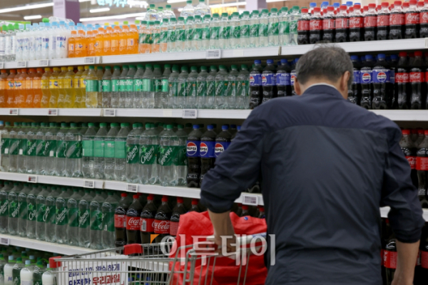 ▲롯데칠성음료가 대표 제품 가격을 인상하기로 한 가운데 28일 서울의 한 대형마트에 음료가 진열돼 있다. 롯데칠성은 내달 1일부터 칠성사이다와 펩시콜라, 게토레이, 핫식스, 델몬트주스 등 6개 음료 품목 출고가를 평균 6.9% 올리고, 편의점에서 판매되는 칠성사이다와 펩시콜라의 가격은 각각 1700원, 1600원으로 이전보다 100원씩 인상한다. 이번 가격 인상은 지난 2022년 12월 이후 1년 6개월 만으로, 롯데칠성은 원가 부담 심화로 인상을 결정했다고 설명하면서 생필품에 해당하는 생수 '아이시스' 일부 제품 출고가는 평균 10.3% 내릴 예정이라고 밝혔다. 신태현 기자 holjjak@ (이투데이DB)