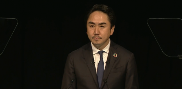 ▲이데자와 다케시 라인야후 최고경영자(CEO)가 18일 도쿄에서 열린 주주총회에서 주주들의 질문을 듣고 있다.  (사진제공=라인야후 홈페이지 갈무리)