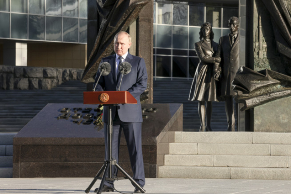 ▲블라디미르 푸틴 러시아 대통령이 2020년 6월 30일(현지시간) 모스크바 대외정보국(SVR) 청사 밖에서 SVR 창설 100주년 기념 연설을 하고 있다. 모스크바/AP뉴시스