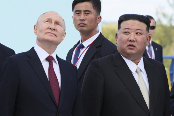 ▲블라디미르 푸틴(왼쪽) 러시아 대통령과 김정은 북한 국무위원장이 지난해 9월 13일(현지시간) 소유스 로켓 발사대를 살피고 있다. 치올코프스키(러시아)/AP뉴시스