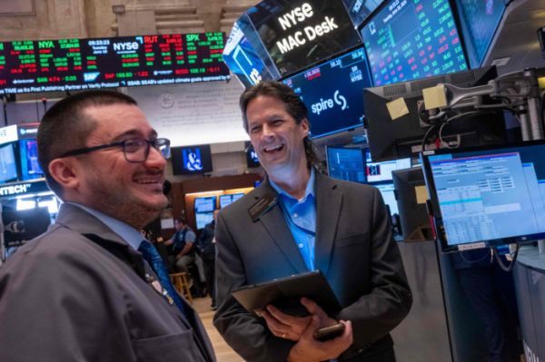 ▲뉴욕증권거래소(NYSE)에서 18일(현지시각) 트레이더들이 웃고 있다. 뉴욕(미국)/AFP연합뉴스