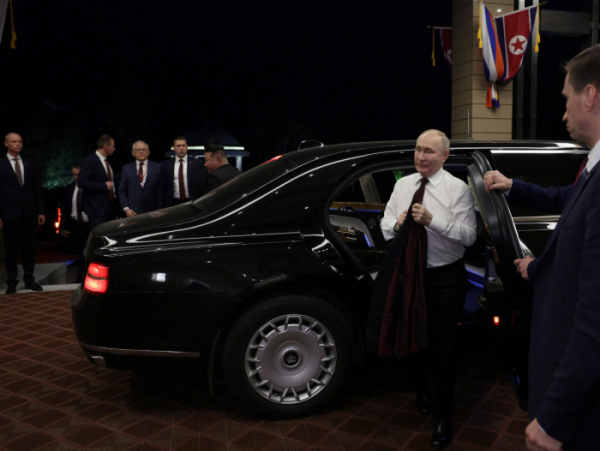 ▲평양에 도착한 푸틴 대통령은 앞서 김정은 위원장에게 선물한 고급 승용차 아우르스에 동승, 백화원 영빈관 앞에 도착했다.  (EPA/연합)