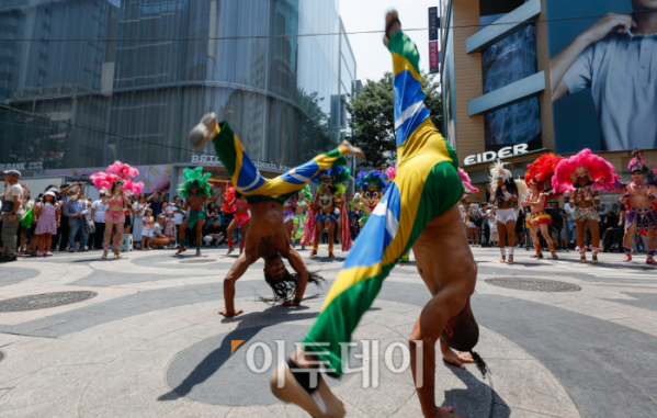 ▲롯데월드 어드벤처 브라질 연기자들이 19일 서울 중구 명동 예술극장 사거리에서 여름 시즌 축제 '시티 바캉스 & 삼바' 오픈을 맞아 카포에라 댄스 공연을 하고 있다. 조현호 기자 hyunho@