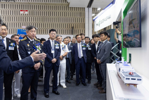 ▲HD현대중공업이 인천 송도컨벤시아에서 열리는 ‘2024 국제해양・안전대전’에 참가해 미래형 해경 경비함 기술 역량을 선보였다. (사진제공=HD현대중공업)