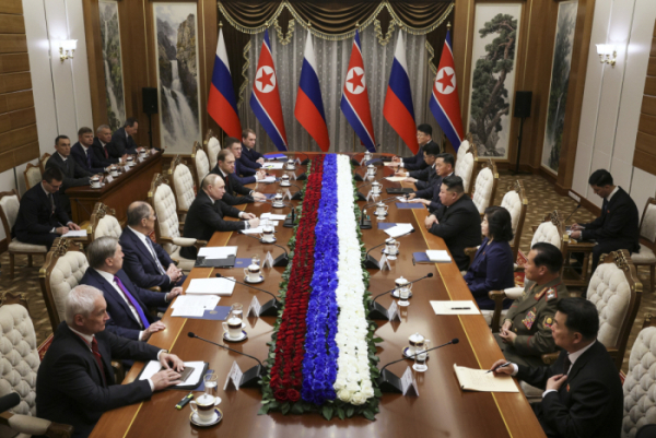 ▲블라디미르 푸틴(왼쪽 가운데) 러시아 대통령과 김정은(오른쪽 가운데) 북한 국무위원장이 19일 평양에서 주요 각료가 배석한 확대 정상회담을 하고 있다. 평양/AP뉴시스