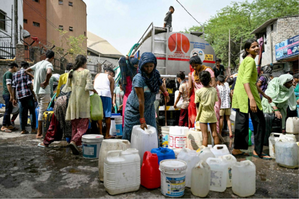 ▲인도 뉴델리에서 19일(현지시간) 폭염으로 인한 물부족에 시달리는 주민이 지방정부가 제공한 급수차에서 물을 받기 위해 기다리고 있다. 뉴델리/AFP연합뉴스