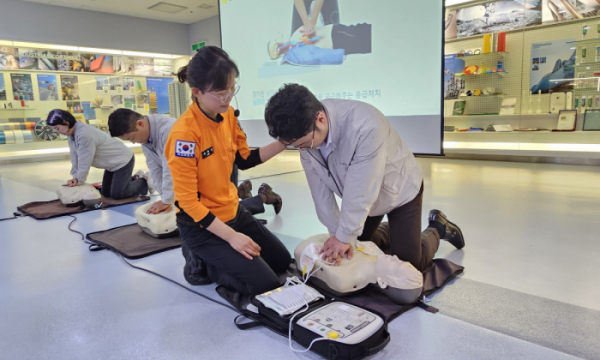 ▲KCC 직원들이 응급처치 교육의 일환으로 심폐소생술 실습을 하고 있다. (사진제공=KCC)