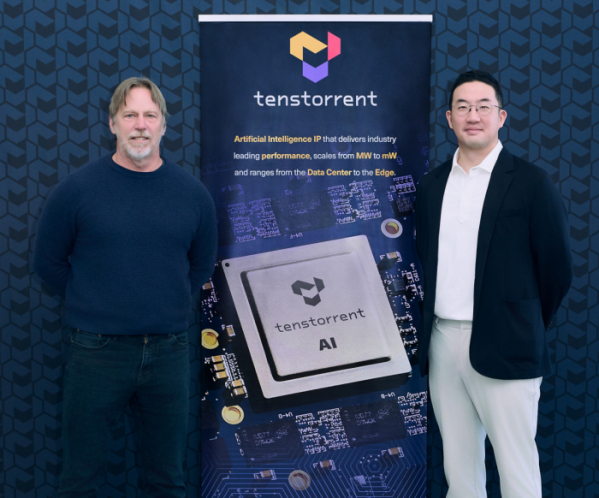 ▲구광모 LG그룹 회장(오른쪽)이 미국 실리콘밸리에서 AI 반도체 설계 업체 '텐스토렌트'의 CEO '짐 켈러'와 기념사진을 촬영하고 있다. (사진제공=LG)