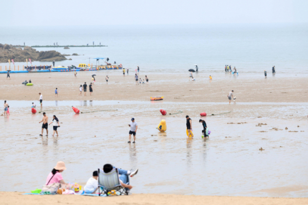 ▲인천과 충남 등 전국 일부 해수욕장이 개장한 첫 주말인 23일 인천 중구 을왕리해수욕장이 전날 내린 비로 기온이 내려가 한산한 모습을 보이고 있다. 신태현 기자 holjjak@