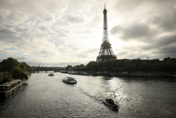 ▲17일(현지시간) 2024년 파리 올림픽 개막식 리허설이 진행되는 동안 에펠탑 인근 센강에서 바지선이 움직이고 있다. 파리/AP연합뉴스
